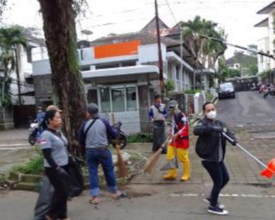 Petugas Kebersihan Gotong Royong