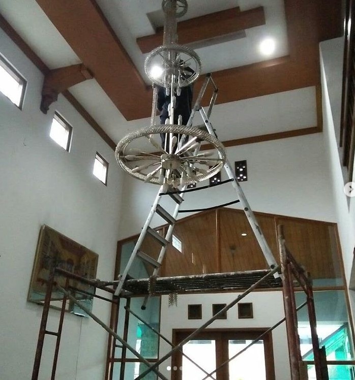 Jasa Pembersih Lampu Kristal Surabaya